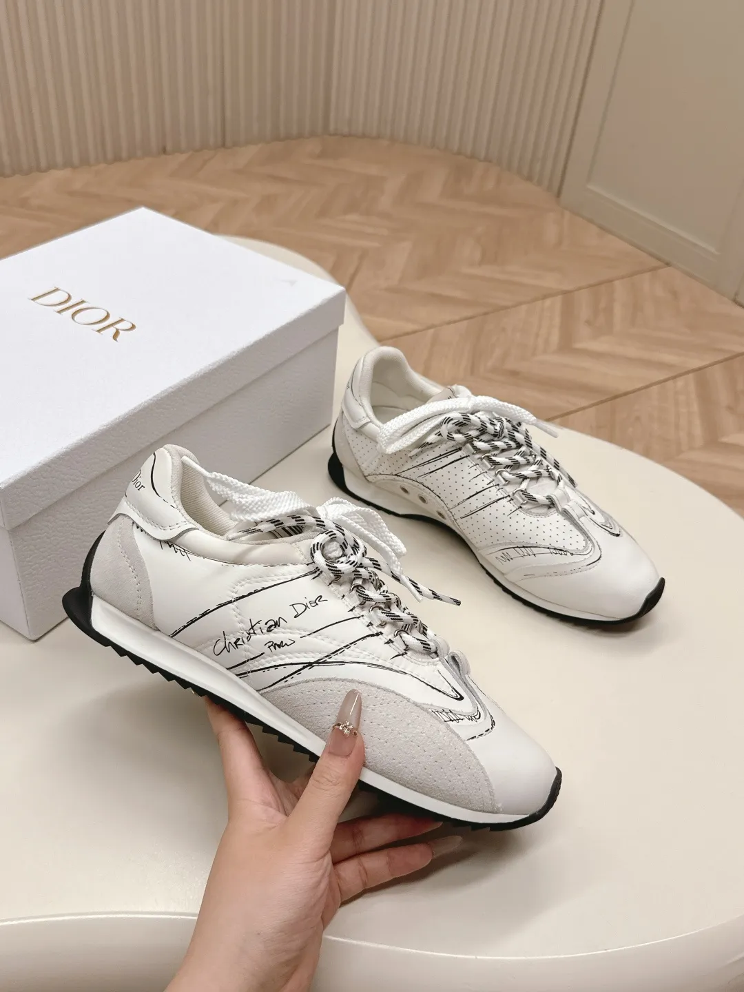 👟👟Ex-factory price 660👟👟 Dior sketch Dior spring and summer catwalk style graffiti sketch moral training shoes Forrest shoes. Original development. The most photographed item in the 25ss spring and summer show. This pair of shoes has changed the single design style of Forrest shoes in the previous impression. It retains the original shape. The details are very in line with the current fashion trend, but it also incorporates the manager's new understanding and retro feelings for Forrest shoes. The overall feeling is brand new. The material is a bit matte leather, full of retro style. It looks very high-end. The feeling on the foot is very convex. The upper foot is really good-looking and versatile. It can be worn with any style of clothes, pants and skirts. It looks good on anyone. Original combination outsole Size: 35-45